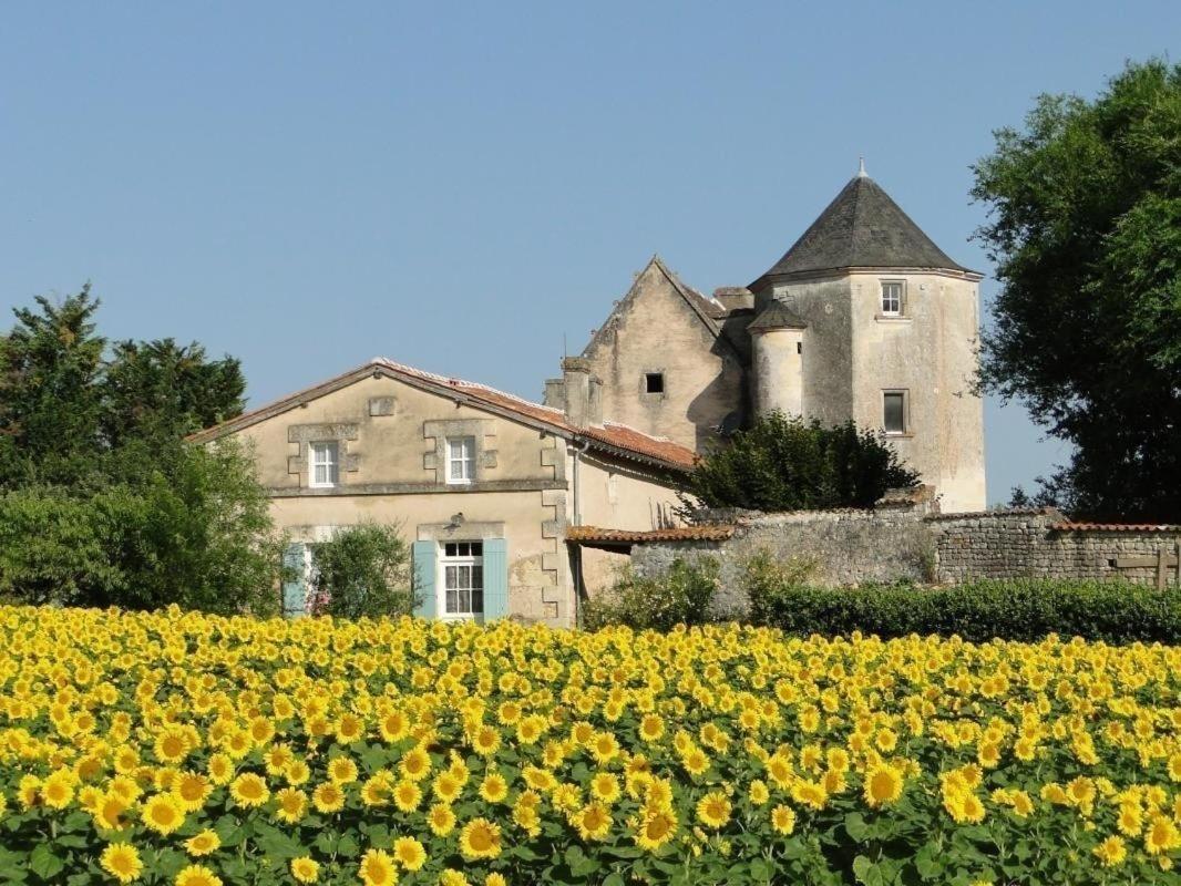 Gite Du Chateau De Pernan Avy Exterior foto
